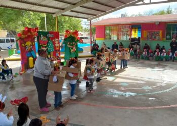 Escuelas de Acuña reutilizan materiales para proyectos navideños