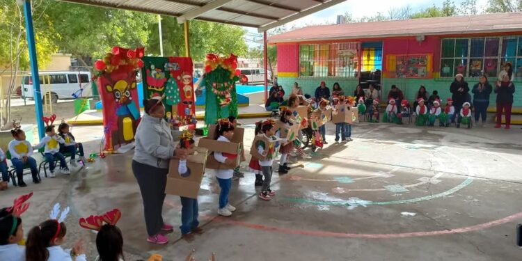 Escuelas de Acuña reutilizan materiales para proyectos navideños