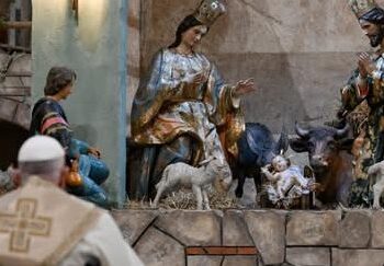 COLOCA PAPA FRANCISCO AL NIÑO DIOS EN EL NACIMIENTO COAHUILENSE DEL VATICANO