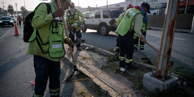 Supervisa Javier Díaz cuadrillas de bacheo y limpieza