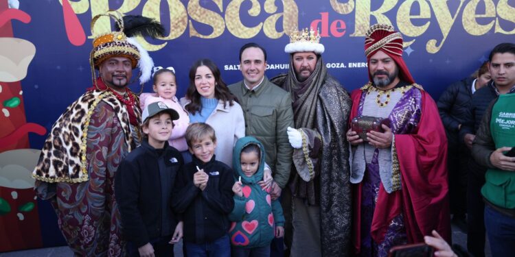 CONVIVEN MANOLO Y PAOLA CON CIENTOS DE FAMILIAS EN LA TRADICIONAL ROSCA DE REYES