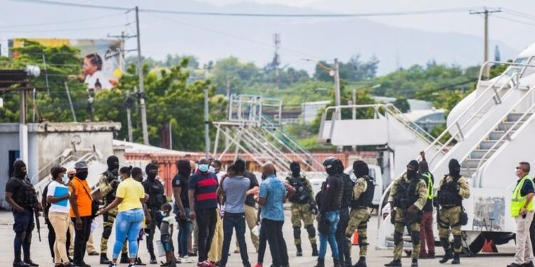 Enviaran a migrantes deportados por EU a albergue en Sabinas