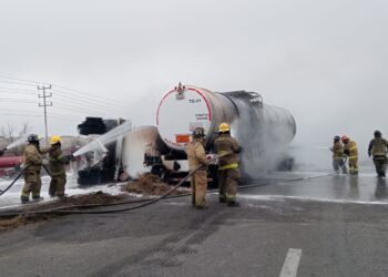 Explota pipa cargada con combustible en carretera Federal 57 entre Nava y Piedras Negras