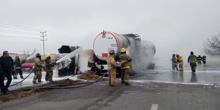 Explota pipa cargada con combustible en carretera Federal 57 entre Nava y Piedras Negras