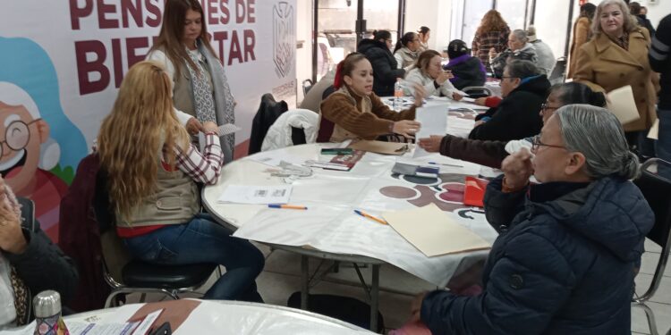 Inician entrega de tarjetas a beneficiarios de programas sociales