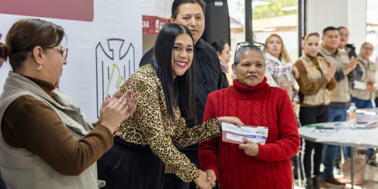 Entregan 80 tarjetas del Bienestar en Piedras Negras