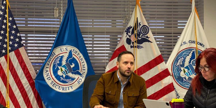 Alcalde y Director de CBP Abordan Estrategias Frente a Posibles Deportaciones Masivas