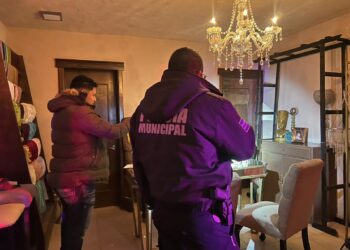 Policía de Sabinas resguarda comercio detectado abierto en la madrugada