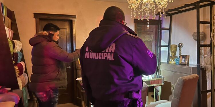 Policía de Sabinas resguarda comercio detectado abierto en la madrugada