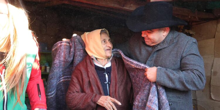 Implementa Estado y Municipio “brigada invernal” en Sabinas por onda gélida