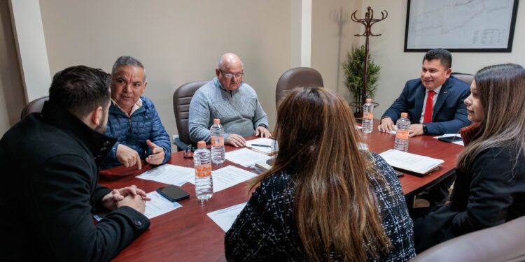 En Reunión de Trabajo, Jacobo Rodríguez Presenta Nuevo Asesor de SIMAS y Abordan Mejoras Estratégicas