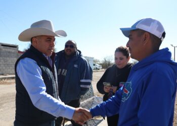 Vecinos de la Retama exponen rezago social que viven al alcalde Chano Díaz