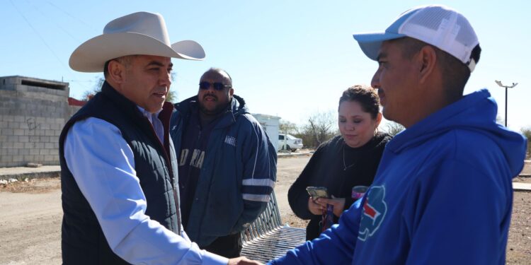Vecinos de la Retama exponen rezago social que viven al alcalde Chano Díaz