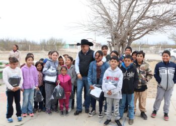 Entrega DIF Sabinas uniformes escolares de invierno en escuela rural