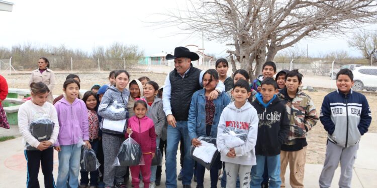 Entrega DIF Sabinas uniformes escolares de invierno en escuela rural
