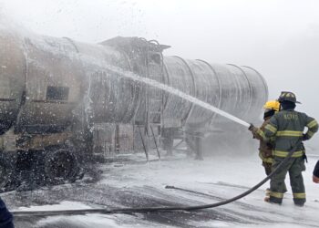Bomberos de Piedras Negras Apoyan en Emergencia sobre la Carretera 57
