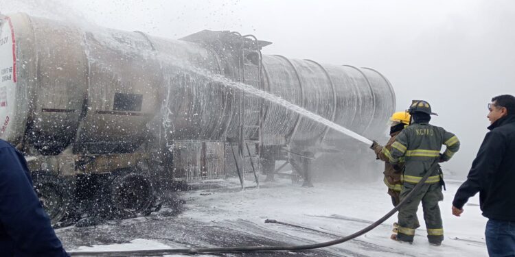 Bomberos de Piedras Negras Apoyan en Emergencia sobre la Carretera 57