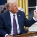 El presidente Donald Trump sostiene una carta que le dejó el expresidente Joe Biden en el cajón del escritorio Resolute el primer día de su presidencia en la Oficina Oval de la Casa Blanca en Washington, DC (EE.UU.). EFE/JIM LO SCALZO / POOL
