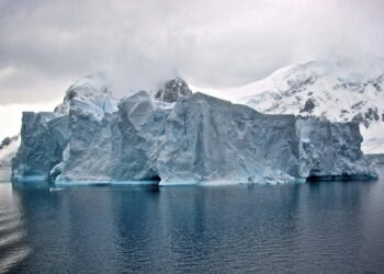 Advierten que el Iceberg más grande del mundo está flotando en el océano y se dirige hacía una pequeña isla
