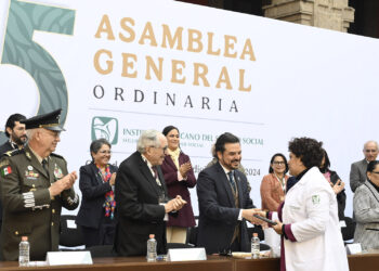 IMSS reconoce a más de 41 mil médicas por   su invaluable labor en unidades y hospitales