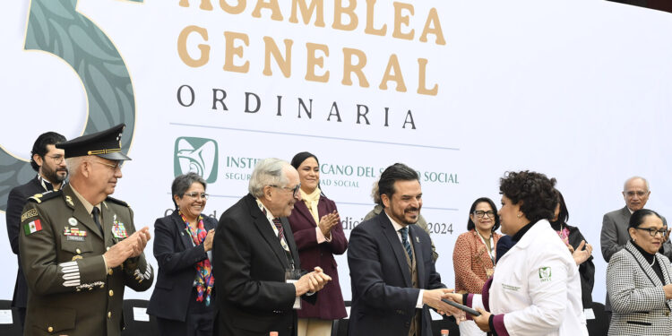 IMSS reconoce a más de 41 mil médicas por   su invaluable labor en unidades y hospitales