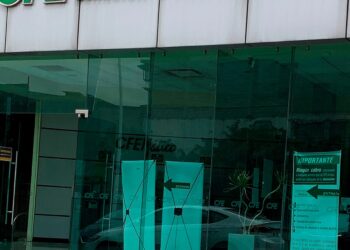 Entra por un lado y…