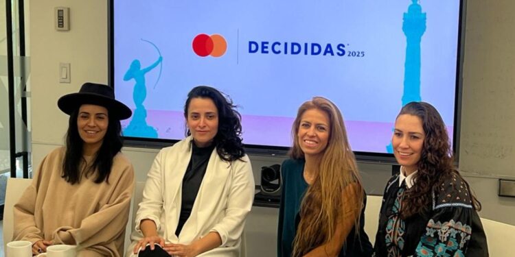 Potenciar a las mujeres: la inversión más inteligente para el crecimiento económico:  ﻿Decididas Summit 2025 presentado por Mastercard