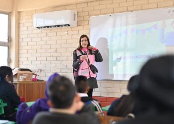 Con platicas en las escuelas orienta a jóvenes el DIF Municipal