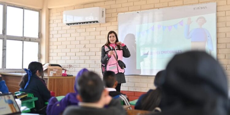 Con platicas en las escuelas orienta a jóvenes el DIF Municipal