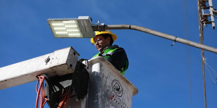 Todos los días mejoramos el sistema de alumbrado público: Javier Díaz