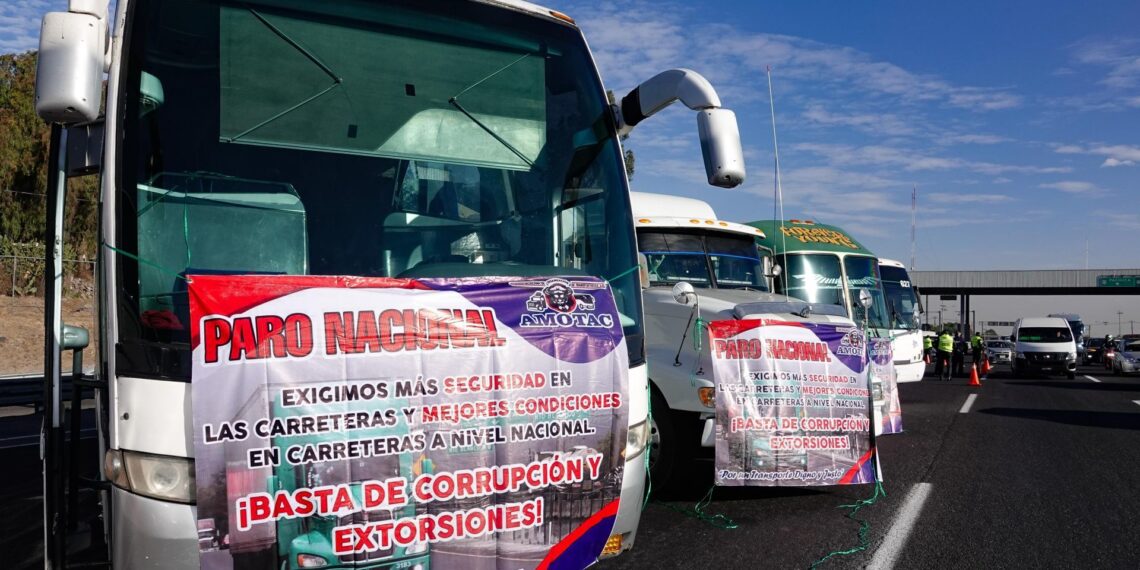 ECATEPEC ESTADO DE MÉXICO, 15FEBRERO2024.- Transportistas pertenecientes a la Alianza Mexicana de Organización de Transportistas, realizaron una protesta y un bloqueo parcial en la carretera México-Pachuca a la altura de la caseta San Cristóbal, esto para exigir a las autoridades una mesa de diálogo, para abordar el tema de violencia e inseguridad  en carreteras del país. 
FOTOS: ROGELIO MORALES /CUARTOSCURO.COM