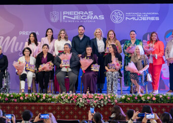 Alcalde entrega preseas a “Mujeres de la Nueva historia”