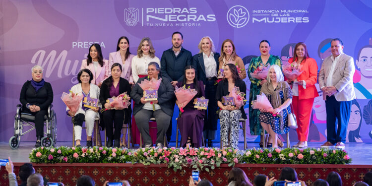 Alcalde entrega preseas a “Mujeres de la Nueva historia”