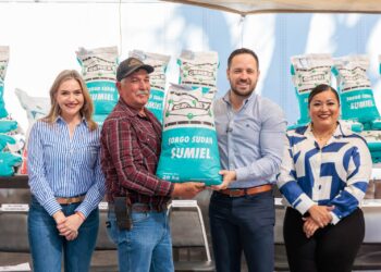 Entregan Fertilizante y Semilla de Sorgo Forrajero a Productores del Campo
