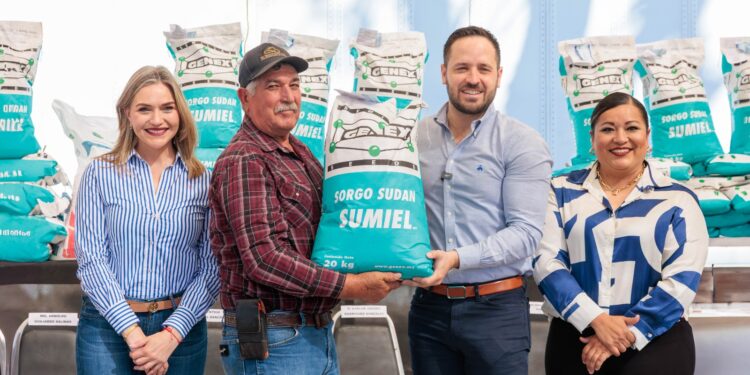 Entregan Fertilizante y Semilla de Sorgo Forrajero a Productores del Campo