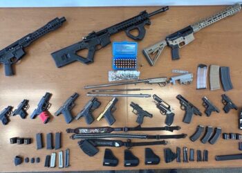 Aduanas y Protección Fronteriza de Estados Unidos incautan un arsenal en el puerto fronterizo de Del Río