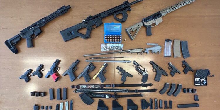 Aduanas y Protección Fronteriza de Estados Unidos incautan un arsenal en el puerto fronterizo de Del Río