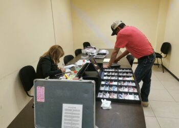 Horas y horas en el celular y TV provocan daños en la vista de los niños: Especialista