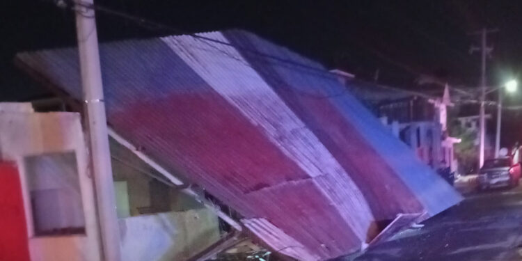 Dejan severos daños y colonias sin energía eléctrica ráfagas de viento de 80 kph en Acuña