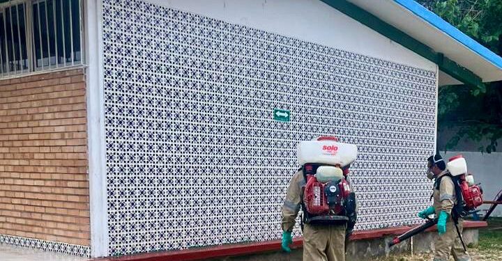 LLEVA SALUD ACCIONES DE SANEAMIENTO Y FUMIGACIÓN A ESCUELAS PÚBLICAS CONTRA EL DENGUE Y RICKETTSIOSIS