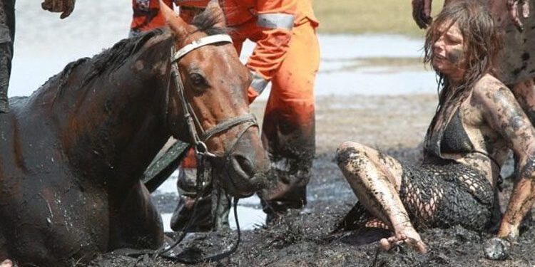 Madre joven desafía el peligro para salvar a su caballo atrapado en el barro