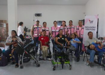 Entregan sillas de ruedas especiales a niños y adultos con discapacidad