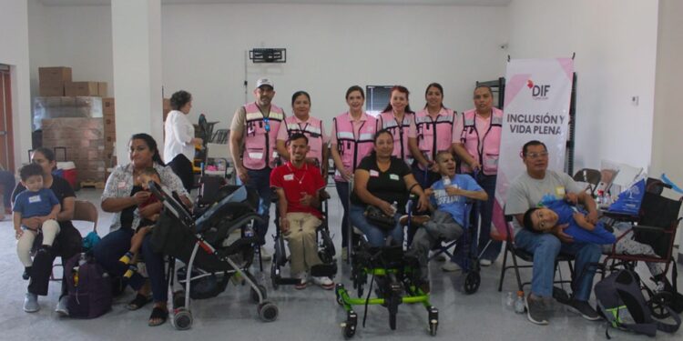 Entregan sillas de ruedas especiales a niños y adultos con discapacidad