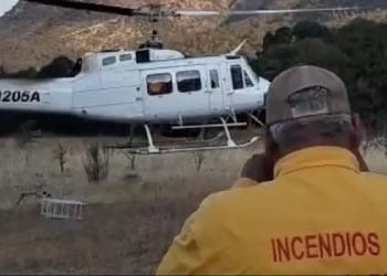 Realiza helicóptero aterrizaje forzoso en la zona de incendio forestal en Arteaga