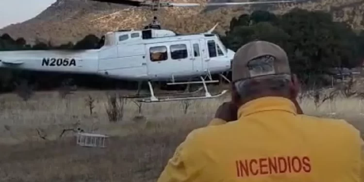 Realiza helicóptero aterrizaje forzoso en la zona de incendio forestal en Arteaga