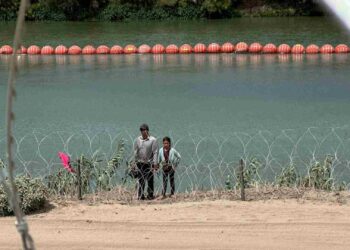 Extienden muro de alambre de púas a lo largo de la frontera de Eagle Pass