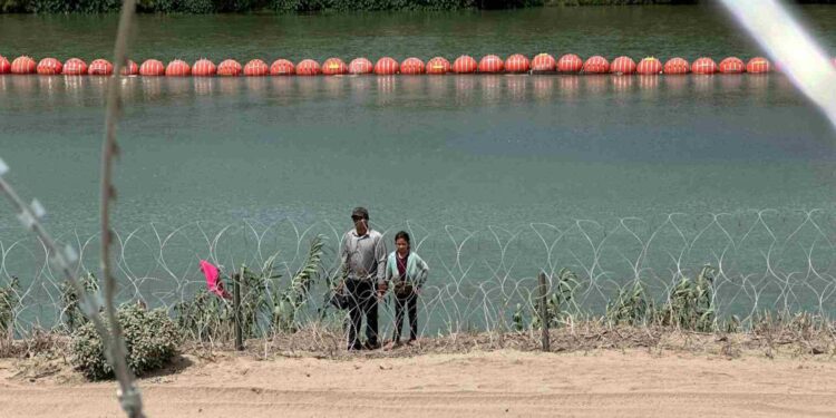 Extienden muro de alambre de púas a lo largo de la frontera de Eagle Pass