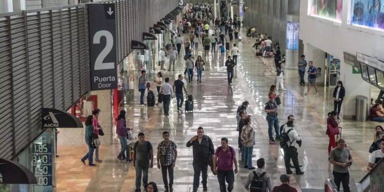 Profeco protege los derechos de las y los consumidores al viajar en autobús o avión en estas vacaciones