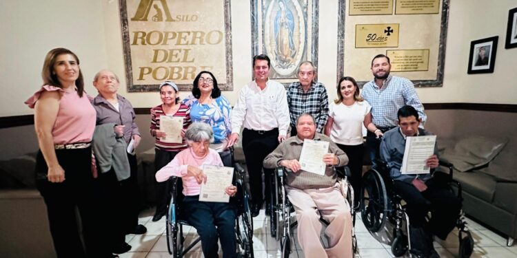 ENTREGAN ACTAS DE NACIMIENTO A PERSONAS ADULTAS MAYORES SIN IDENTIDAD