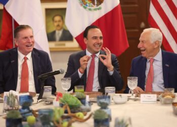 SE REÚNE MANOLO CON EMPRESARIOS DE TEXAS EN PALACIO DE GOBIERNO